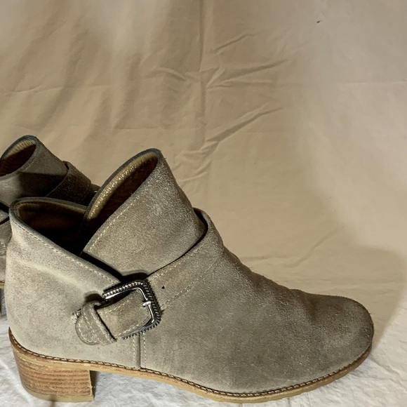 Stuart Weizman - Tan suede ankle boot with strap and buckle. Med heel. Size 9M - Picture 1 of 7